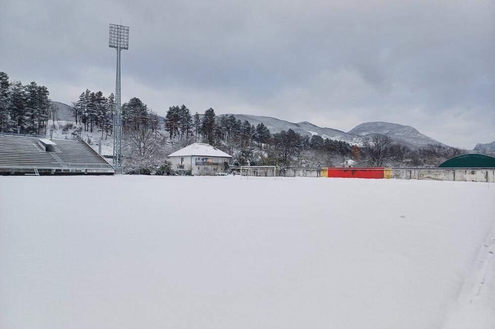 Snijeg je prekrio gradski stadion u Beranama, navijači će sačekati na druge termine, Foto: Privatni album