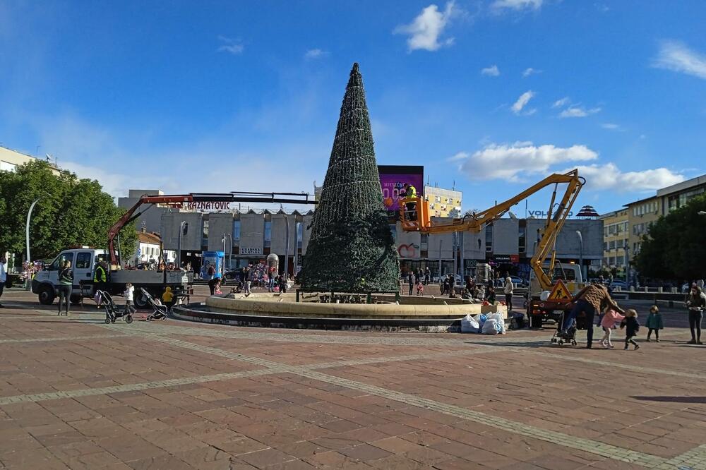 Novogodišnje ukrašavanje na Trgu nezavisnosti u centru Podgorice, Foto: Alen Hadžović
