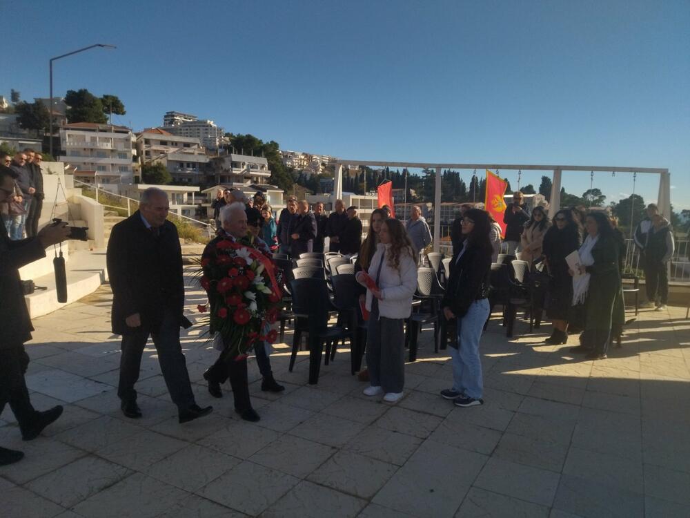 <p>"Nema ništa uzvišenije nego umrijeti za druge a ništa tužnije kada drugi zaborave na one koji su za njih umrli. Zato mi proslavom 26. novembra potvrđujemo da nijesmo i nećemo zaboraviti one koji su dali život za slobodu koju mi danas uživamo"</p>