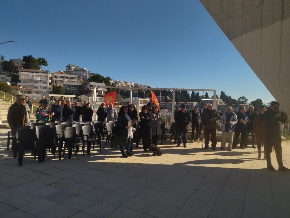 <p>"Nema ništa uzvišenije nego umrijeti za druge a ništa tužnije kada drugi zaborave na one koji su za njih umrli. Zato mi proslavom 26. novembra potvrđujemo da nijesmo i nećemo zaboraviti one koji su dali život za slobodu koju mi danas uživamo"</p>