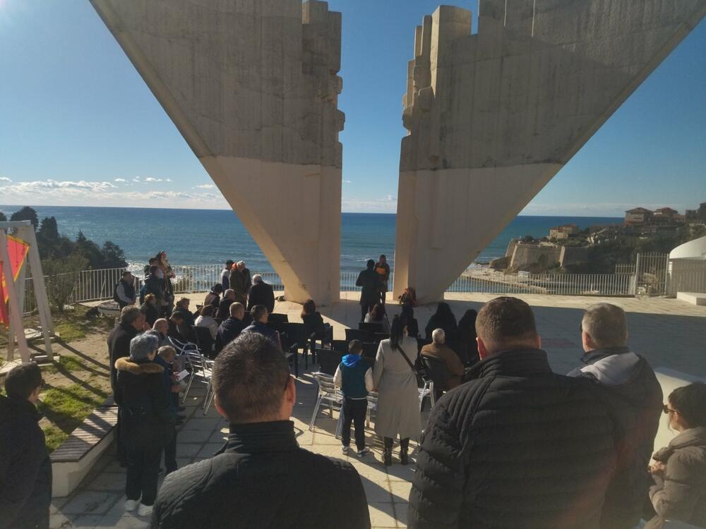 <p>"Nema ništa uzvišenije nego umrijeti za druge a ništa tužnije kada drugi zaborave na one koji su za njih umrli. Zato mi proslavom 26. novembra potvrđujemo da nijesmo i nećemo zaboraviti one koji su dali život za slobodu koju mi danas uživamo"</p>