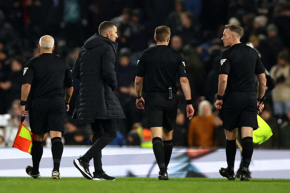 O'Nil u razgovoru sa sudijama nakon meča sa Fulamom, Foto: Reuters