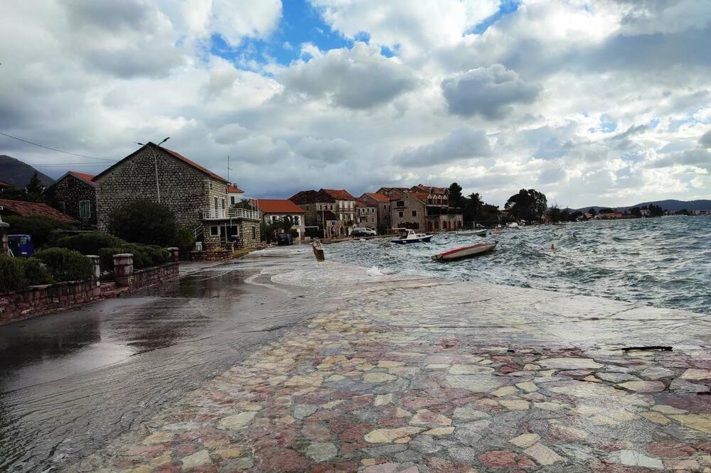 Poplavljeni djelovi puta u Tivtu, Foto: Siniša Luković