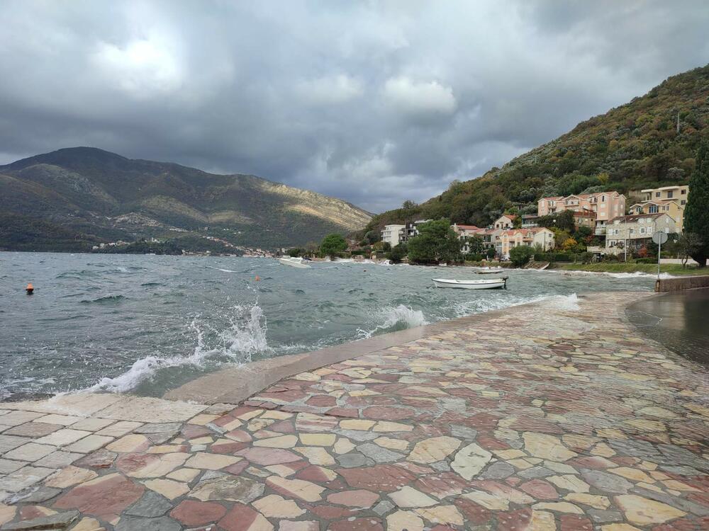 Poplavljeni djelovi puta u Tivtu