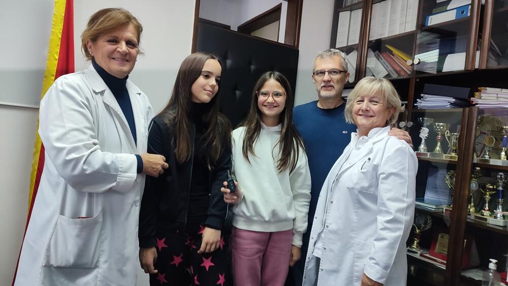 <p>Ključeve od automobila direktorici Doma zdravlja predale su učenice OŠ „Olga Golović“ iz Nikšića jer su, kako je kazao Šturanović, željeli da pošalju poruku da svijet počiva na mladim generacijama i da će one biti nosioci svih kvalitetnih promjena u društvu</p>