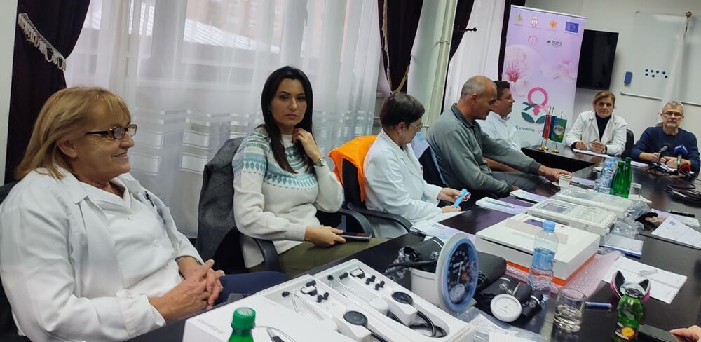 <p>Ključeve od automobila direktorici Doma zdravlja predale su učenice OŠ „Olga Golović“ iz Nikšića jer su, kako je kazao Šturanović, željeli da pošalju poruku da svijet počiva na mladim generacijama i da će one biti nosioci svih kvalitetnih promjena u društvu</p>