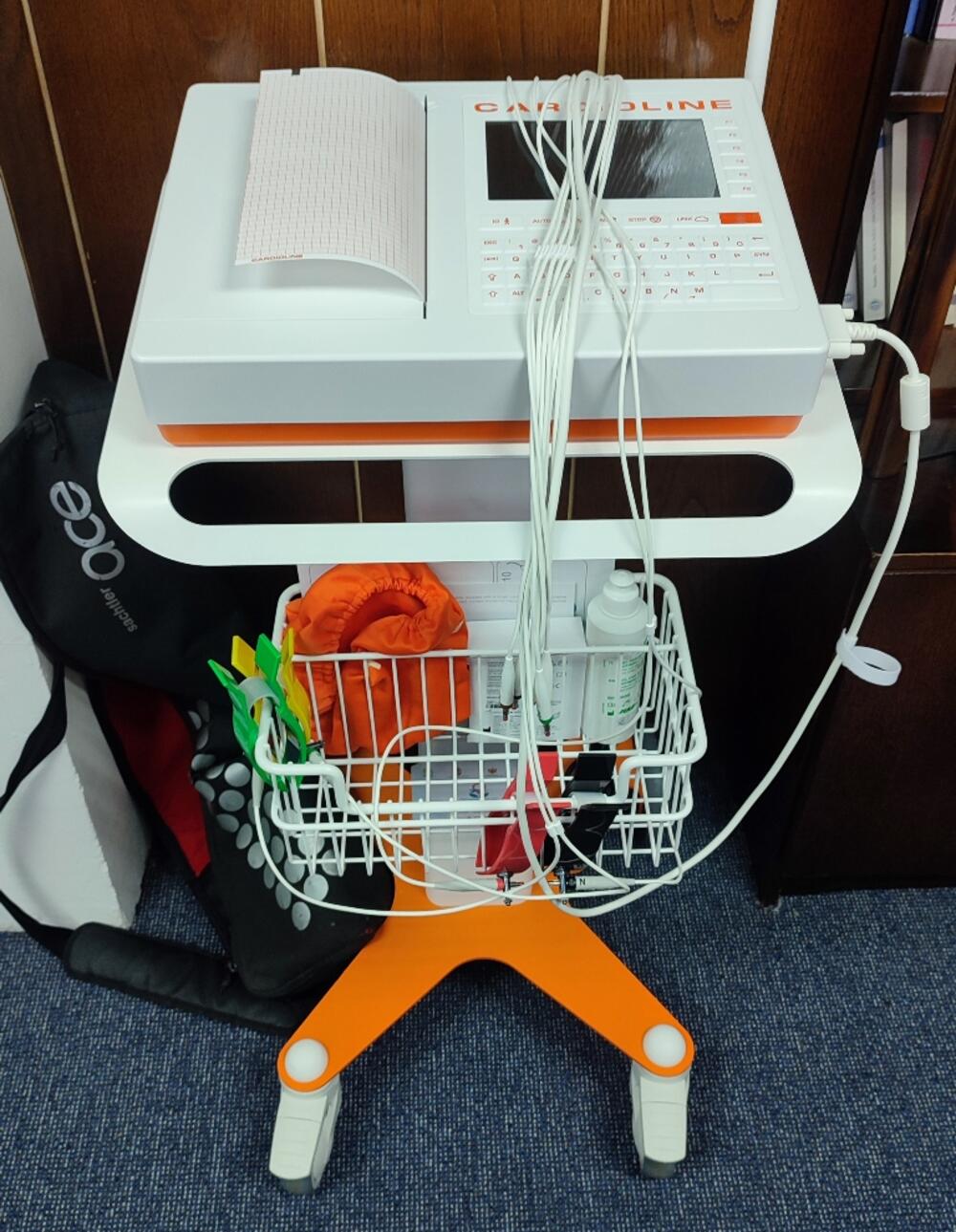 <p>Ključeve od automobila direktorici Doma zdravlja predale su učenice OŠ „Olga Golović“ iz Nikšića jer su, kako je kazao Šturanović, željeli da pošalju poruku da svijet počiva na mladim generacijama i da će one biti nosioci svih kvalitetnih promjena u društvu</p>