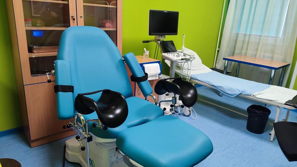 <p>Ključeve od automobila direktorici Doma zdravlja predale su učenice OŠ „Olga Golović“ iz Nikšića jer su, kako je kazao Šturanović, željeli da pošalju poruku da svijet počiva na mladim generacijama i da će one biti nosioci svih kvalitetnih promjena u društvu</p>