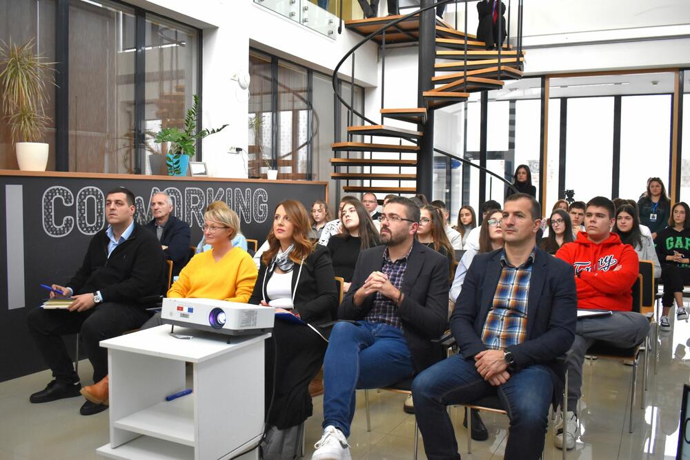 <p>Tokom prethodnih sedam dana, 25 srednjoškolaca iz Nikšića i Pljevalja bili su u prilici da uz podršku renomiranih eksperata/trenera, kroz interaktivni program obuke, razviju i unaprijede svoje ideje i rješenja</p>