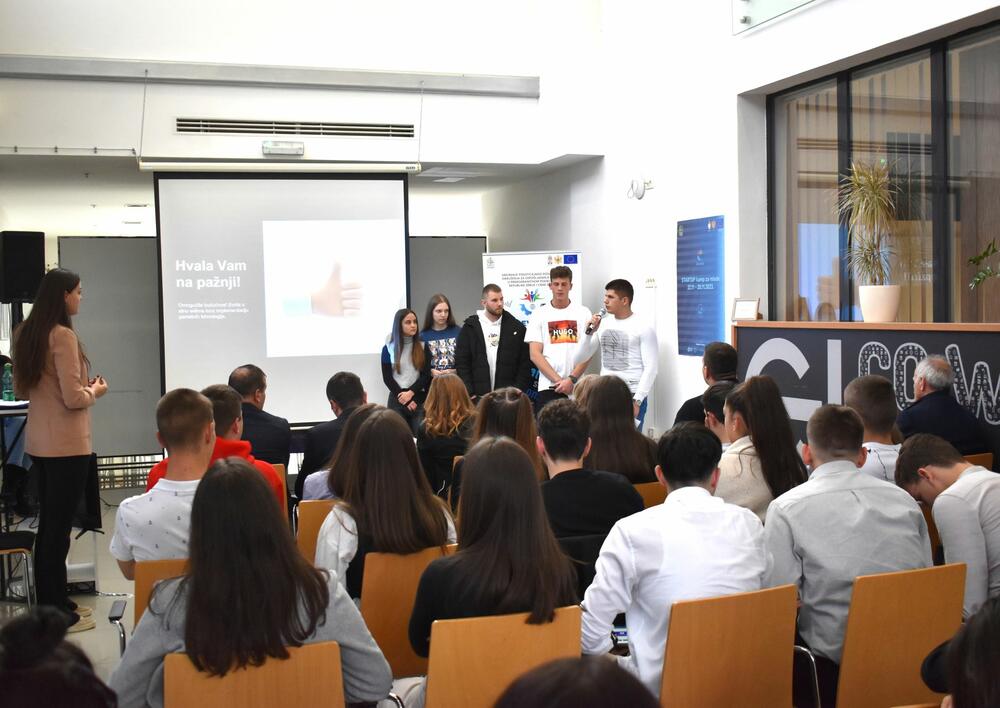 <p>Tokom prethodnih sedam dana, 25 srednjoškolaca iz Nikšića i Pljevalja bili su u prilici da uz podršku renomiranih eksperata/trenera, kroz interaktivni program obuke, razviju i unaprijede svoje ideje i rješenja</p>