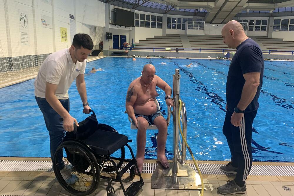 Ugrađen i lift za OSI: Pepđonović na bazenu, Foto: Vuk Lajović