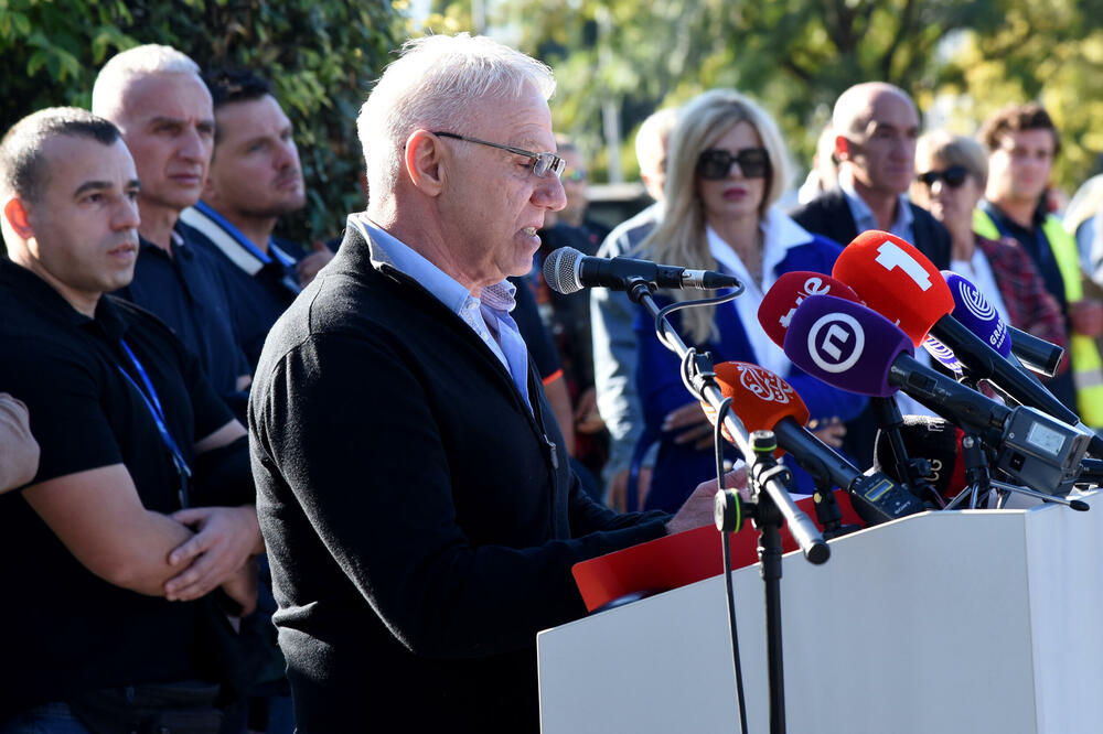 Sa nedavnog štrajka upozorenja ispred aerodroma u Podgorici, Foto: Luka Zekovic
