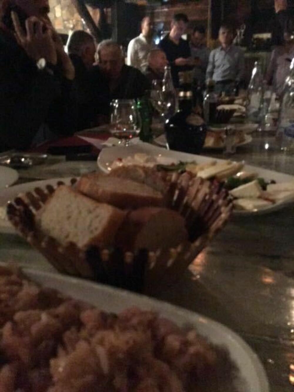 Jedna od fotografija na kojoj se vide stariji Lazović i Đukanović