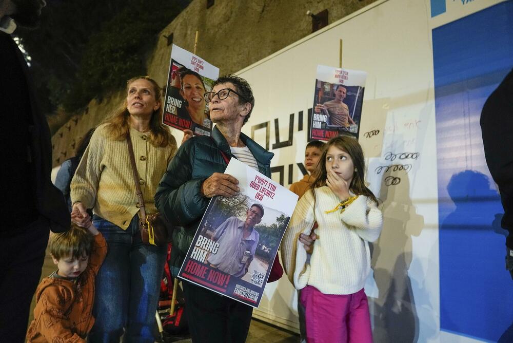 Jočeved Lifšic sa fotografijom supruga na protestu