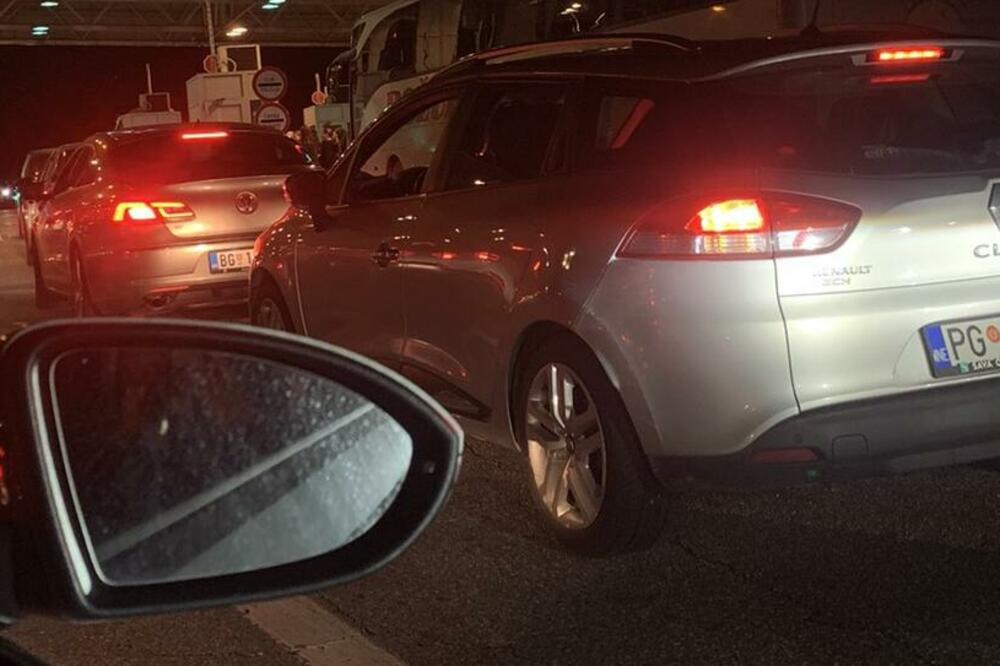 Službeni automobil Gradske na ulazu u Crnu Goru, granični prelaz Dobrakovo, Foto: Čitalac-reporter