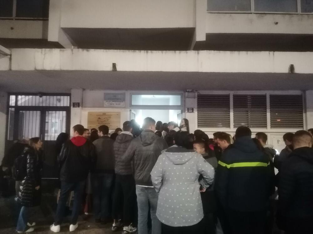 <p>Popisivačima je rečeno da juče dođu u različitim terminima, a već oko 12 časova su počele da se stvaraju gužve</p>