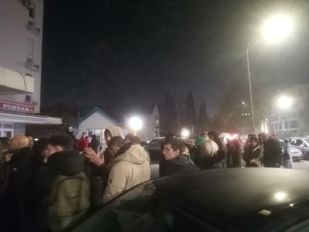 <p>Popisivačima je rečeno da juče dođu u različitim terminima, a već oko 12 časova su počele da se stvaraju gužve</p>