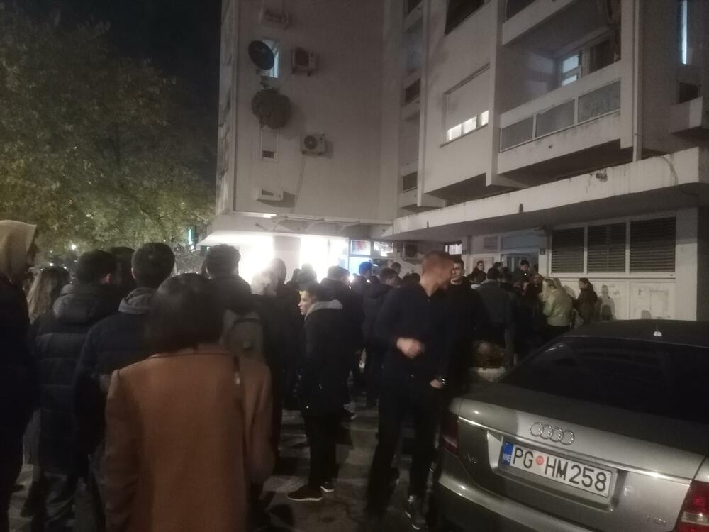 <p>Popisivačima je rečeno da juče dođu u različitim terminima, a već oko 12 časova su počele da se stvaraju gužve</p>