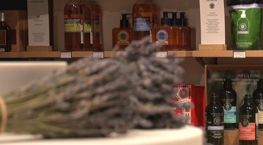 <p>Od danas premium kozmetika možete pronaći u radnji L’Occitene u ulici Džordža Vašingtona 77. Na događaju su prisustvovale mnogobrojne zvanice, poznate ličnosti, ljubitelji premium, prirodne kozmetike...</p>