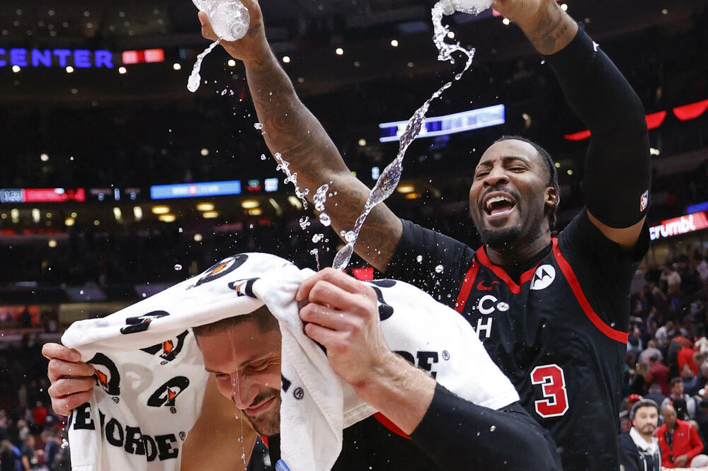 Andre Dramond i Nikola Vučević nakon trijumfa nad Baksima, Foto: Reuters