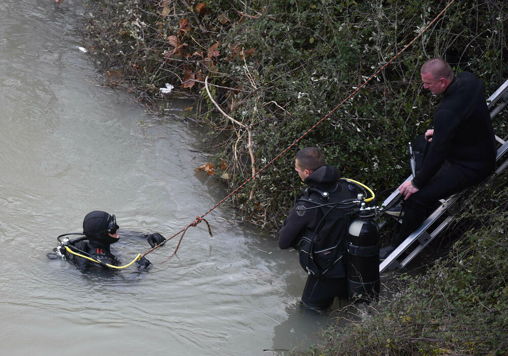 <p>Vozilo "golf 4" oko 13.20 časova sletjelo u rijeku Moraču kod Krivog mosta</p>