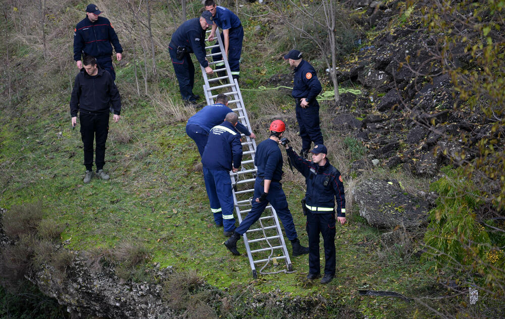 <p>Vozilo "golf 4" oko 13.20 časova sletjelo u rijeku Moraču kod Krivog mosta</p>