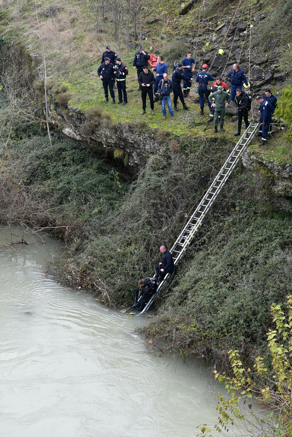 <p>Vozilo "golf 4" oko 13.20 časova sletjelo u rijeku Moraču kod Krivog mosta</p>