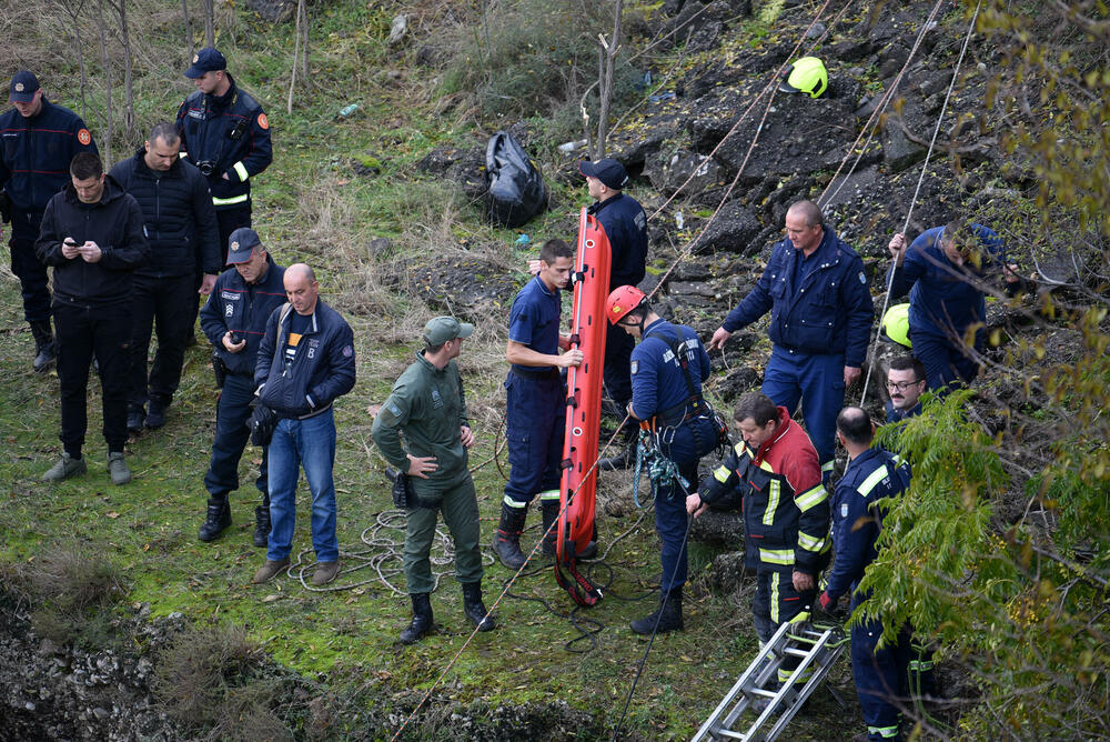 <p>Vozilo "golf 4" oko 13.20 časova sletjelo u rijeku Moraču kod Krivog mosta</p>