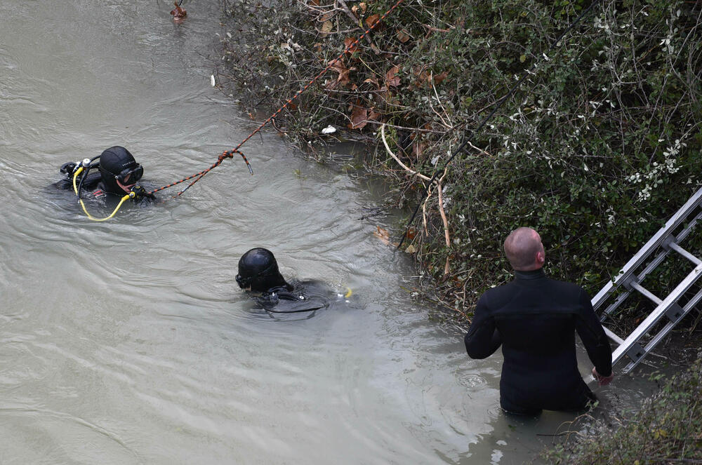 <p>Vozilo "golf 4" oko 13.20 časova sletjelo u rijeku Moraču kod Krivog mosta</p>