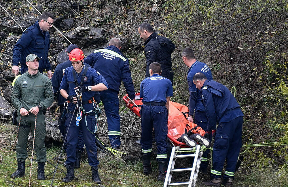 <p>Vozilo "golf 4" oko 13.20 časova sletjelo u rijeku Moraču kod Krivog mosta</p>