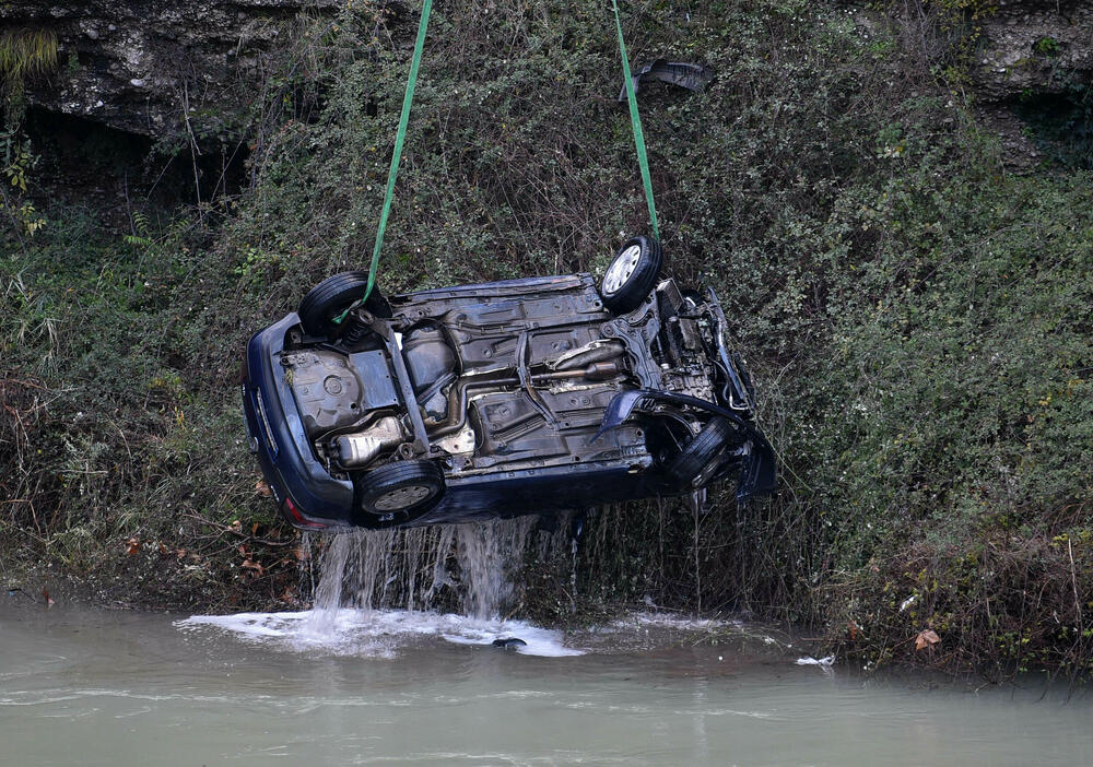 <p>Vozilo "golf 4" oko 13.20 časova sletjelo u rijeku Moraču kod Krivog mosta</p>
