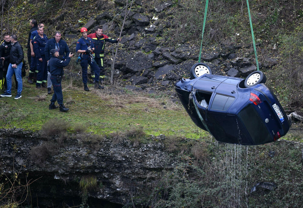 <p>Vozilo "golf 4" oko 13.20 časova sletjelo u rijeku Moraču kod Krivog mosta</p>