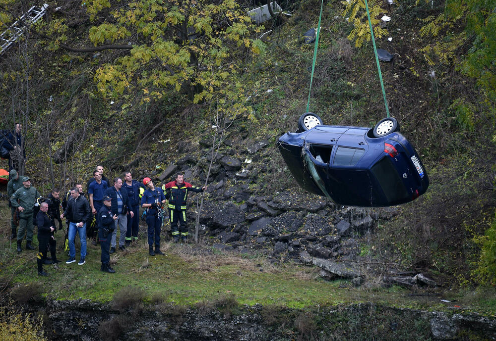 <p>Vozilo "golf 4" oko 13.20 časova sletjelo u rijeku Moraču kod Krivog mosta</p>