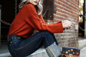 Voljeli ga ili ne: Stari način nošenja farmerica ponovo je u modi