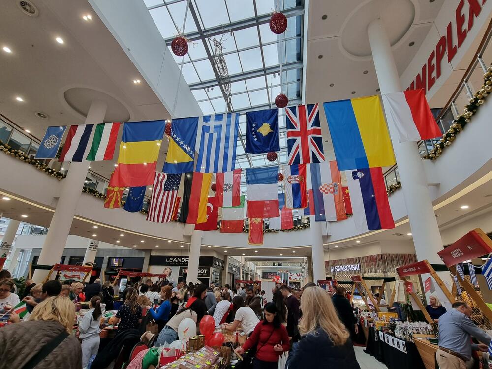 <p>Na bazaru štand imaju i Televizija Vijesti, Nezavisni dnenvnik Vijesti i Portal Vijesti, kao i Centar za istraživačko novinarstvo Crne Gore.</p>