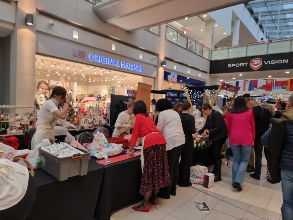 <p>Na bazaru štand imaju i Televizija Vijesti, Nezavisni dnenvnik Vijesti i Portal Vijesti, kao i Centar za istraživačko novinarstvo Crne Gore.</p>