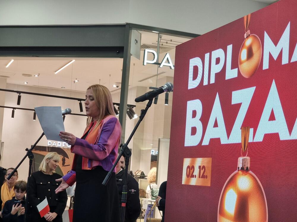 <p>Na bazaru štand imaju i Televizija Vijesti, Nezavisni dnenvnik Vijesti i Portal Vijesti, kao i Centar za istraživačko novinarstvo Crne Gore.</p>