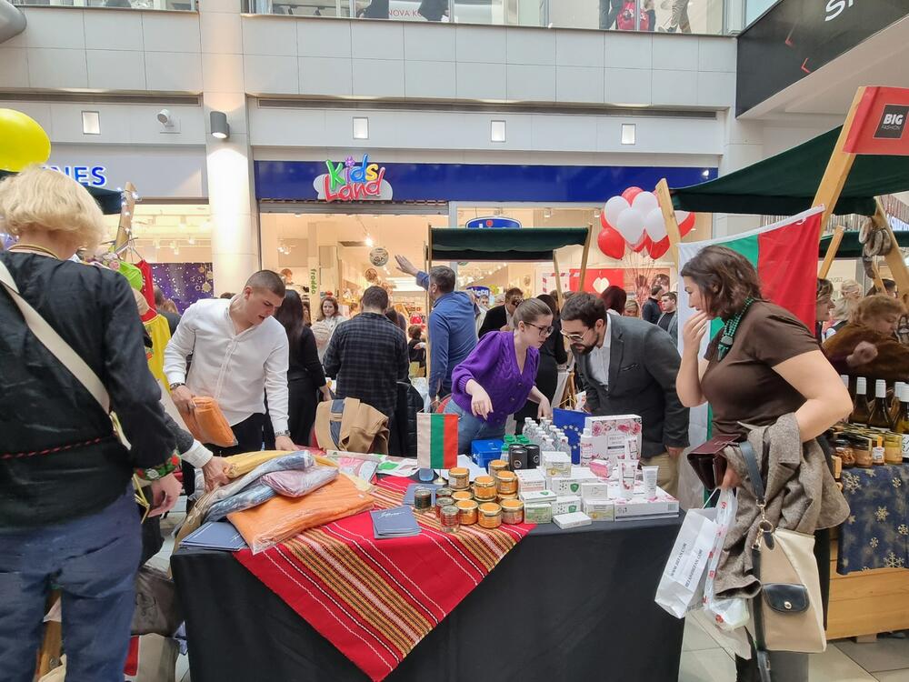 <p>Na bazaru štand imaju i Televizija Vijesti, Nezavisni dnenvnik Vijesti i Portal Vijesti, kao i Centar za istraživačko novinarstvo Crne Gore.</p>