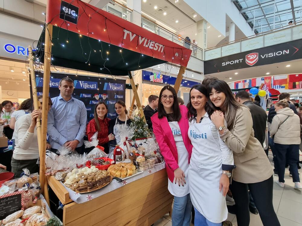 <p>Na bazaru štand imaju i Televizija Vijesti, Nezavisni dnenvnik Vijesti i Portal Vijesti, kao i Centar za istraživačko novinarstvo Crne Gore.</p>