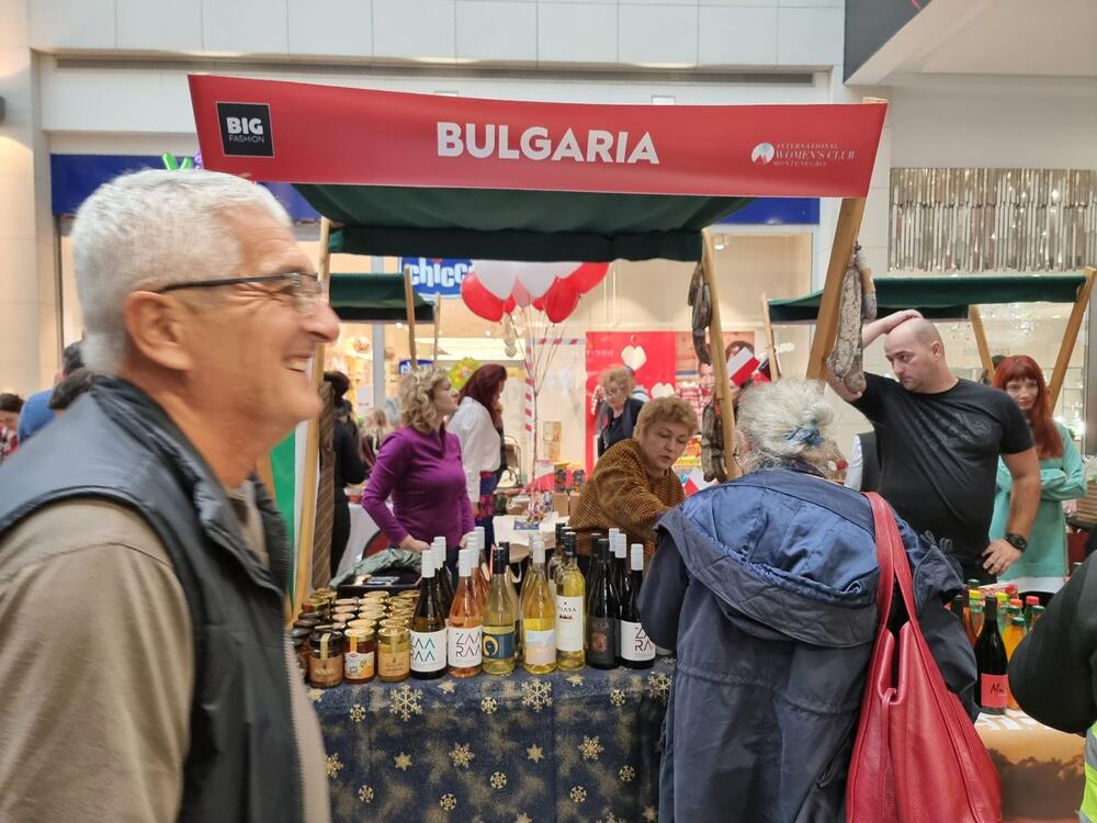 <p>Na bazaru štand imaju i Televizija Vijesti, Nezavisni dnenvnik Vijesti i Portal Vijesti, kao i Centar za istraživačko novinarstvo Crne Gore.</p>