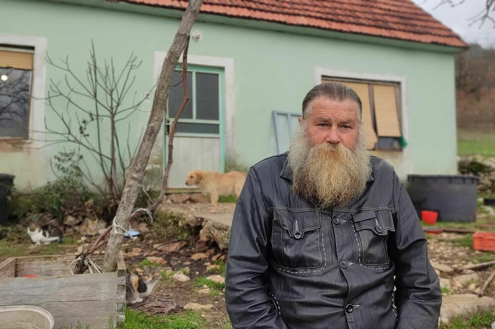 Stanko Perović ispred kuće u Rudinama, Foto: Svetlana Mandić