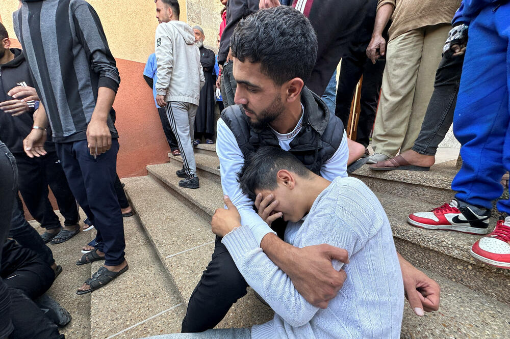 Ljudi tuguju pored tijela Palestinca ubijenog u izraelskim napadima, u bolnici Naser u Kan Junisu u Gazi, Foto: Reuters