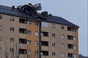 Jak vjetar u Bijelom Polju oštetio krov zgrade u Nikoljcu,...