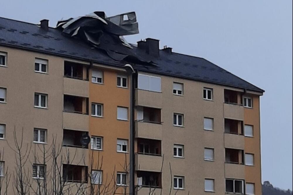 Jak vjetar u Bijelom Polju oštetio krov Sindikalne zgrade u Nikoljcu, Foto: Jadranka Ćetković