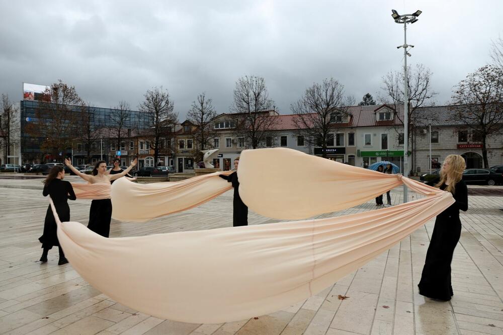 Detalj sa performansa u Nikšiću, 2. decembra 2023. godine, Foto: Slobodan Milić