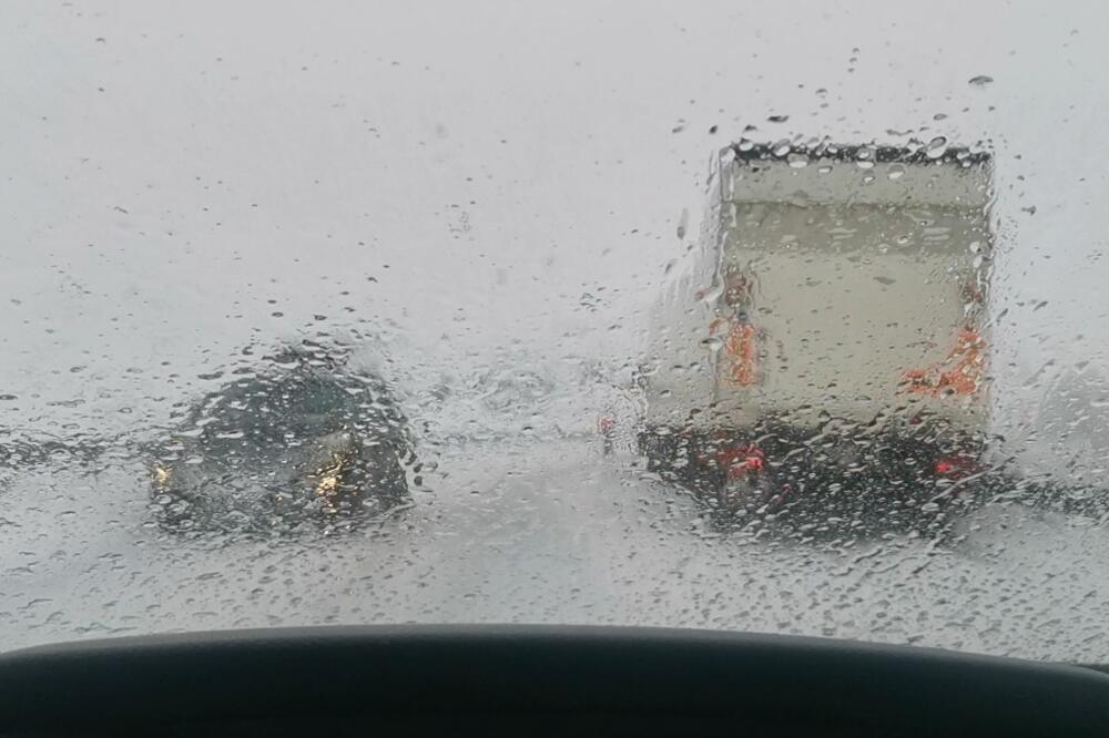 Zaglavljen kamion na putu Šavnik - Žabljak prije desetak dana, Foto: Slavko Radulović/screenshot