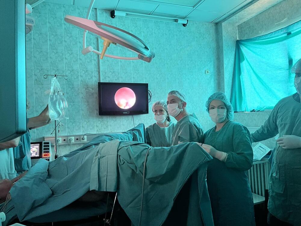 Novi aparat za lasersko razbijanje kamena u bubregu 