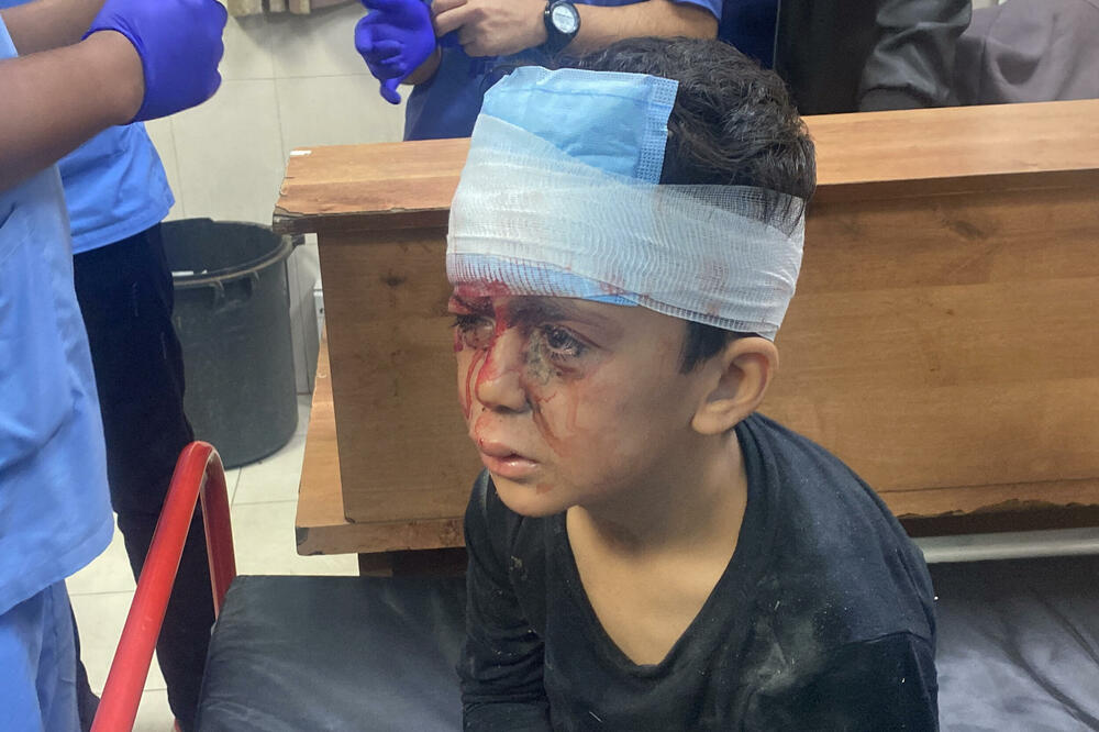 Palestinskom dječaku ranjenom u izraelskom napadu pruža se pomoć, nakon što je isteklo privremeno primirje između Hamasa i Izraela, fotografisano u Naserovoj bolnici u Kan Junisu u južnom pojasu Gaze, 1. decembra 2023. godine, Foto: Reuters