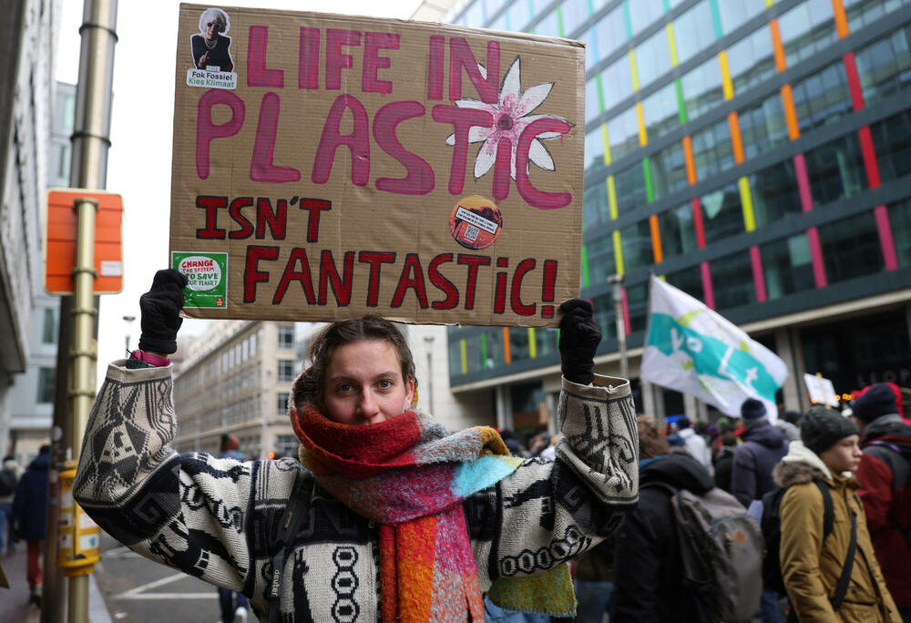 <p>Okupljeni su nosili transparente sa natpisima „Ne klimatskim promjenama, da promjeni sistema“ i „Želimo zdravu planetu“</p>