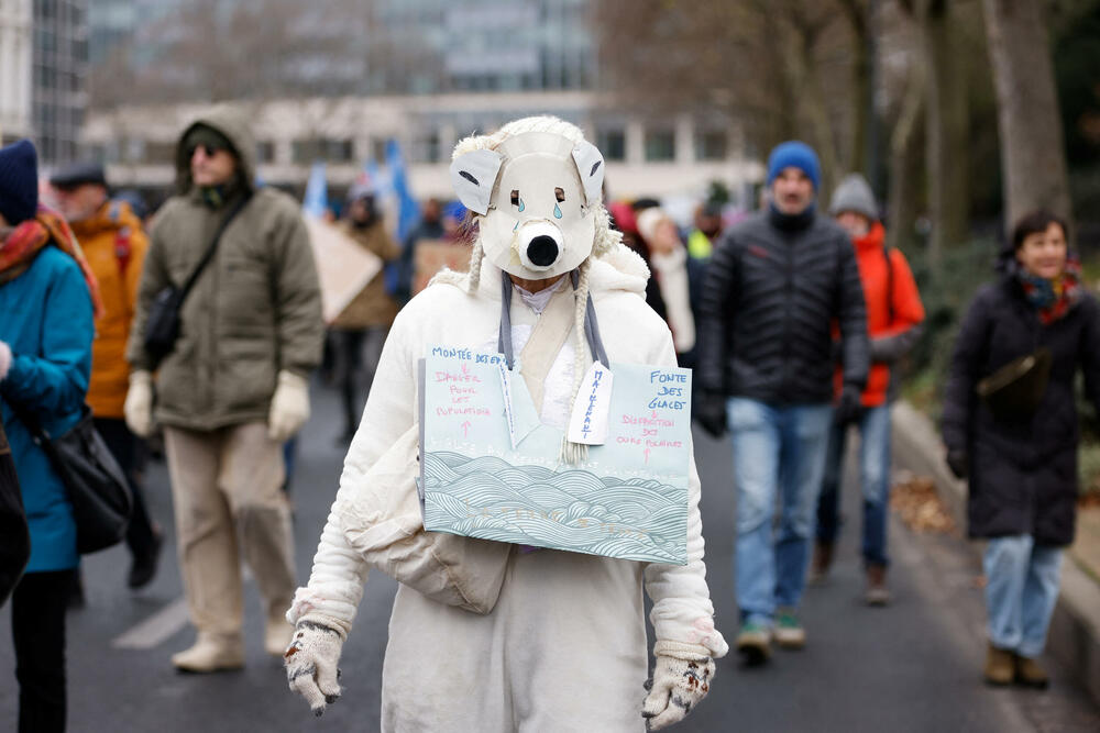<p>Okupljeni su nosili transparente sa natpisima „Ne klimatskim promjenama, da promjeni sistema“ i „Želimo zdravu planetu“</p>